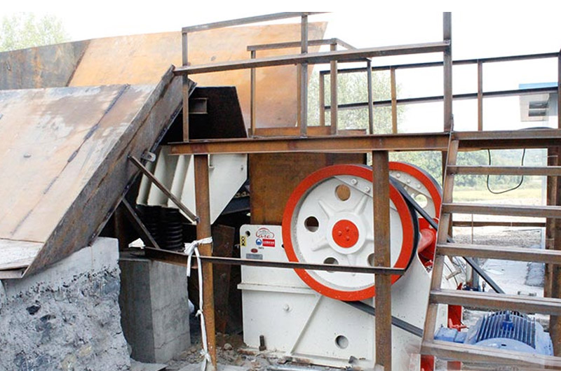 小型鄂式破碎機(jī)工作現(xiàn)場